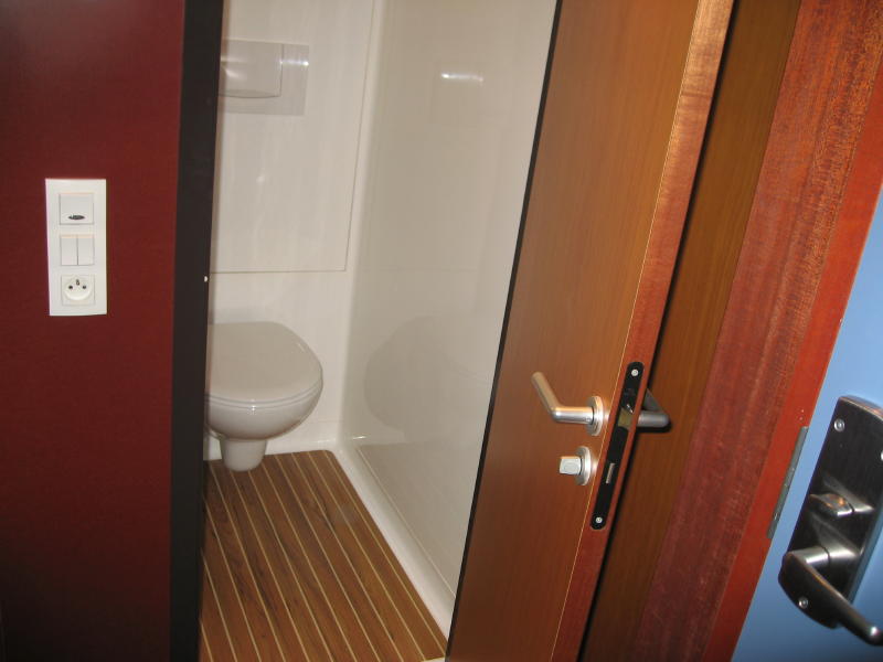 WC ist extra - nicht im Bad sondern gleich neben der Eingangstüre - kluger Architekt!!